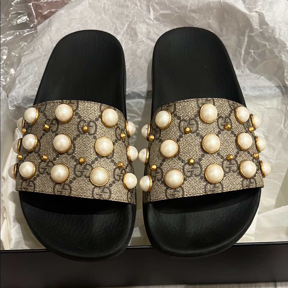 Gucci Black and Cream Pearl Embellished Sandals